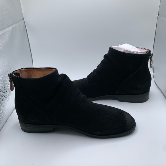 NWOB Gentle Souls Women's by Kenneth Cole Emma Bootie suede black size 6M 680 - Picture 7 of 9